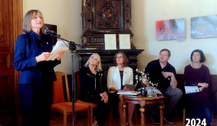 Akimirka iš Novelės vakaro: kalba Danutė Vaičiulaitytė. Sėdi: Joana ir Aldona Vaičiulaitytės, žurnalo „Metai“ vyr. redaktorius Antanas Šimkus, literatūrologė Žydronė Kolevinskienė